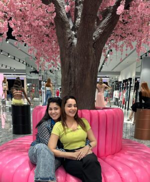 Abarnathi Instagram - Thangapulla alagupulla ammupulla chlmpulla  bubblypulla  #happybirthdaythangachipapa❤️️ 🥳 @0fficial__jyothy_joi ❤️😘 

#birthday #birthdaygirl #sisters #celebrations #uae #uaelife #dubai🇦🇪 #abarnathijothi #abarnathi #selfie #selfiequeen #birthdaycelebration #sisterlove #faloodalovers #sisterhood #loveforever