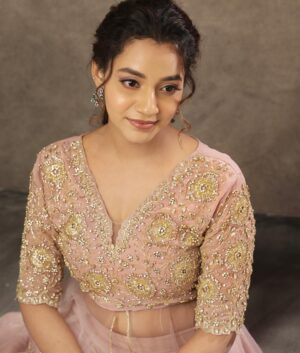 Abarnathi Instagram - Ma #119 põst 💌

Pic courtesy @deepak_durai_photography 
Designer  @signature_by_bharathi 
Mua @priya_durai_makeoverartistry 
Heels @modaxshoes 
Earrings @kushalsfashionjewellery 

#insta #instadaily #screenplayer #awards #abarnathi