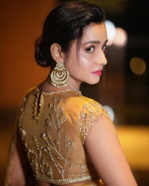 Abarnathi Instagram - Very much excited to post ma own makup pictures 🫠😝

Lens @eyeclickzstudio 
Designer @signature_by_bharathi 
Jewellery @kaya_online_ 
Hair stylist @toniandguyannanagar 
Stylist @signature_by_bharathi 

#selfmakup #saree #sareefashion #avalvikatanawards #instagood #todaypost #glitterlook #vikatanawards #abarnathi