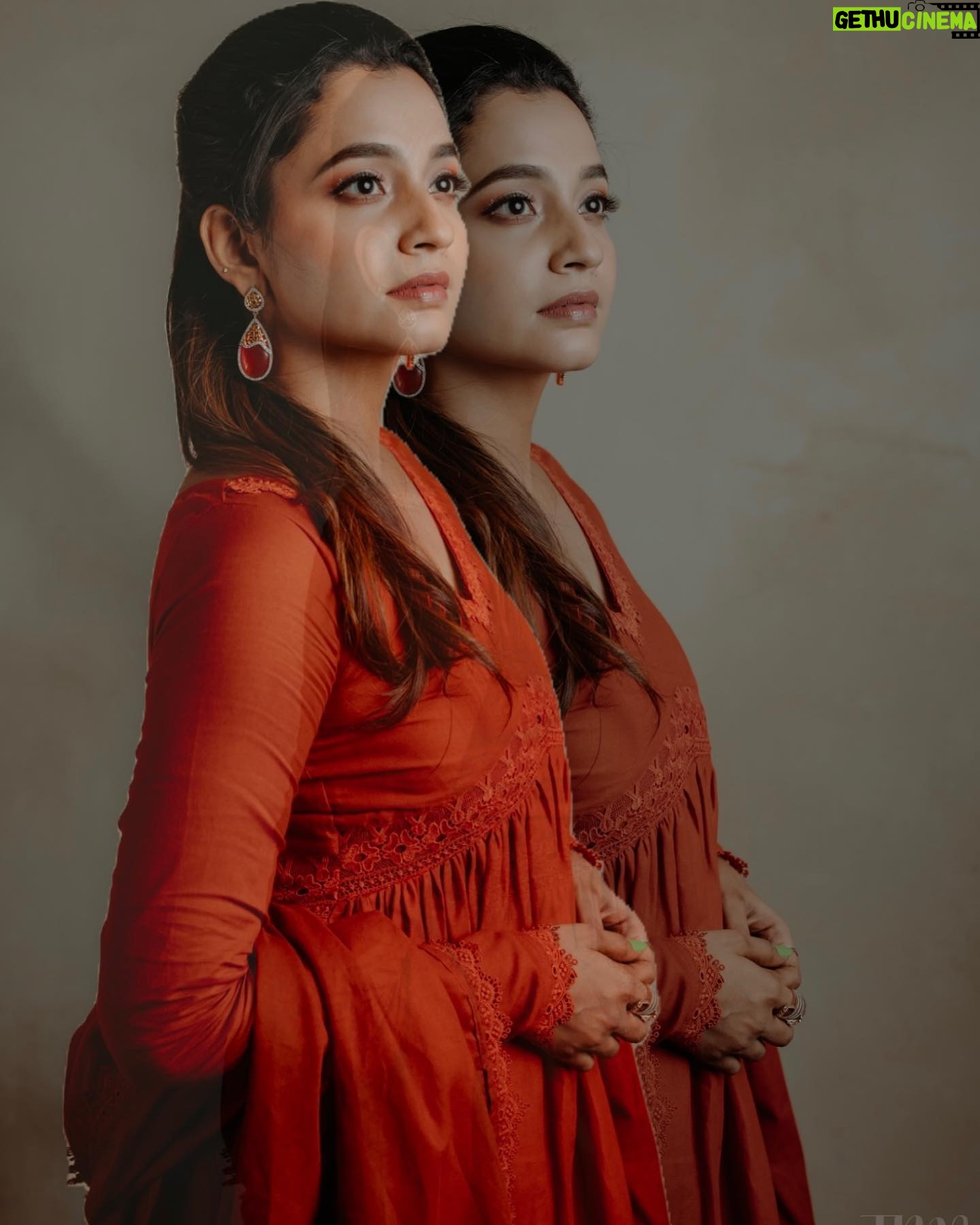 Abarnathi Instagram - ✌️shades of #abarnathi 🧡 : : : For movie #irugapatru❤️ #promotions Looking @thememoryboat Lens Retouch @atmaretouch ✨ Designer @signature_by_bharathi Mua @vyshalisundaram_hairstylist Stylist @diptidesai_official #starringyou #paris #anarkalisuits #traditional #trends #fashiontoday #irugapatru #promotion #abarnathi #cinema #viral #trending #salwar #instagram #today #post