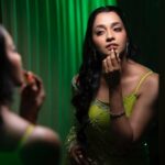 Abarnathi Instagram - 🍀🍀✨ Paparazzi @johnmadan_photography Stylist @smitha_prakash19 Designer @diademstore.in Blouse @deepoodesigners.in Hairstylist @makeover_by_rubysharma Mua @noormakeup_mehndi Heels @zara #neon #neonvibes #jfwawards #sareelove #sareeindia #irugapatru❤️ #blessings #instadaily #instagram #today #trendingreels #trendingnow #poses #positivity #love #smile #abarnathi #fashionstyle