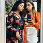 Abarnathi Instagram - Thangapulla alagupulla ammupulla chlmpulla bubblypulla #happybirthdaythangachipapa❤️️ 🥳 @0fficial__jyothy_joi ❤️😘 #birthday #birthdaygirl #sisters #celebrations #uae #uaelife #dubai🇦🇪 #abarnathijothi #abarnathi #selfie #selfiequeen #birthdaycelebration #sisterlove #faloodalovers #sisterhood #loveforever