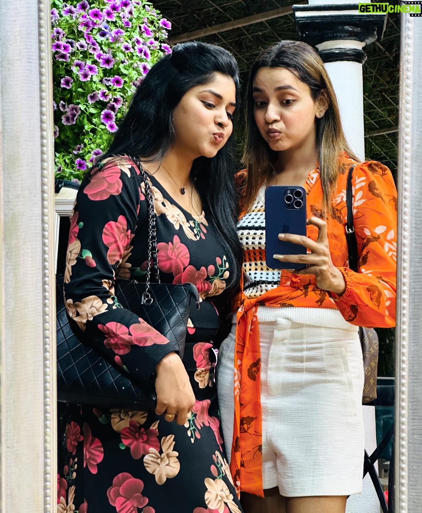 Abarnathi Instagram - Thangapulla alagupulla ammupulla chlmpulla bubblypulla #happybirthdaythangachipapa❤️️ 🥳 @0fficial__jyothy_joi ❤️😘 #birthday #birthdaygirl #sisters #celebrations #uae #uaelife #dubai🇦🇪 #abarnathijothi #abarnathi #selfie #selfiequeen #birthdaycelebration #sisterlove #faloodalovers #sisterhood #loveforever