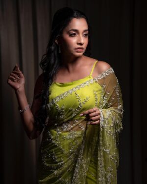 Abarnathi Instagram - 🍀🍀✨

Paparazzi @johnmadan_photography 
Stylist @smitha_prakash19 
Designer @diademstore.in 
Blouse @deepoodesigners.in 
Hairstylist @makeover_by_rubysharma 
Mua @noormakeup_mehndi 
Heels @zara 

#neon #neonvibes #jfwawards #sareelove #sareeindia #irugapatru❤️ #blessings #instadaily #instagram #today #trendingreels #trendingnow #poses #positivity #love #smile #abarnathi #fashionstyle