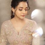 Abarnathi Instagram - Ma #119 põst 💌 Pic courtesy @deepak_durai_photography Designer @signature_by_bharathi Mua @priya_durai_makeoverartistry Heels @modaxshoes Earrings @kushalsfashionjewellery #insta #instadaily #screenplayer #awards #abarnathi