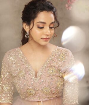 Abarnathi Instagram - Ma #119 põst 💌

Pic courtesy @deepak_durai_photography 
Designer  @signature_by_bharathi 
Mua @priya_durai_makeoverartistry 
Heels @modaxshoes 
Earrings @kushalsfashionjewellery 

#insta #instadaily #screenplayer #awards #abarnathi