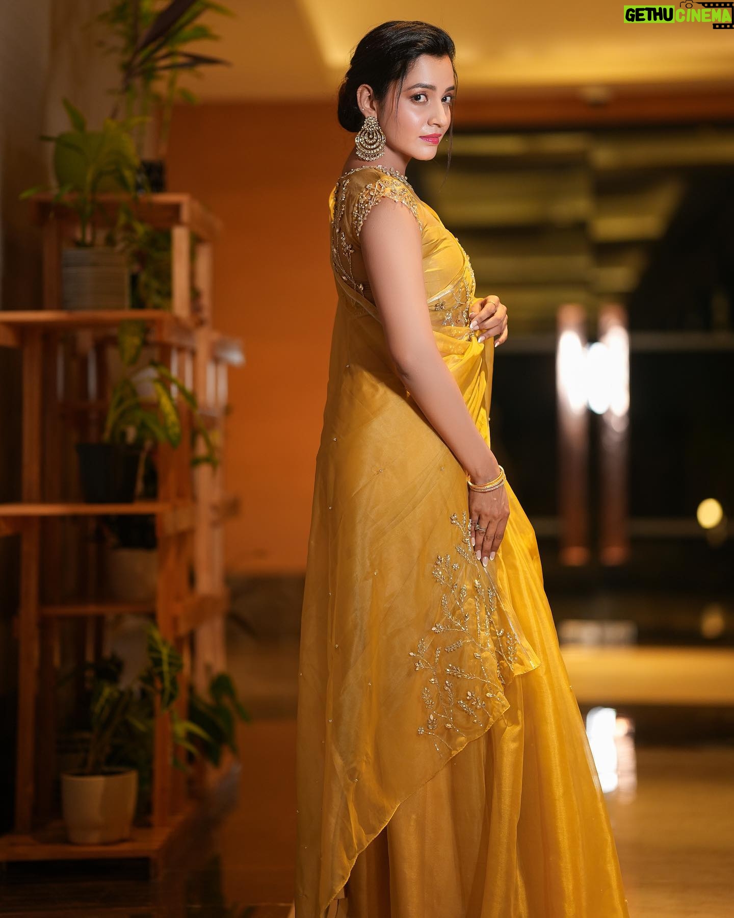 Abarnathi - 25.1K Likes - Very much excited to post ma own makup pictures 🫠😝
Lens @eyeclickzstudio
Designer @signature_by_bharathi
Jewellery @kaya_online_
Hair stylist @toniandguyannanagar
Stylist @signature_by_bharathi
#selfmakup #saree #sareefashion #avalvikatanawards #instagood #todaypost #glitterlook #vikatanawards #abarnathi
