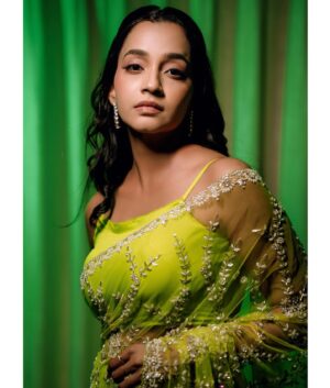 Abarnathi Instagram - Neon💚baby 

Paparazzi @johnmadan_photography 
Stylist @smitha_prakash19 
Designer @diademstore.in 
Blouse @deepoodesigners.in 
Hairstylist @makeover_by_rubysharma 
Mua @noormakeup_mehndi 
Footwear @zara 

#sareelove #duskygirl #setlook #jfwawards #2024 #irugapatru❤️ #actress #movie #awards #positivity #abarnathi #smile #tamilactress