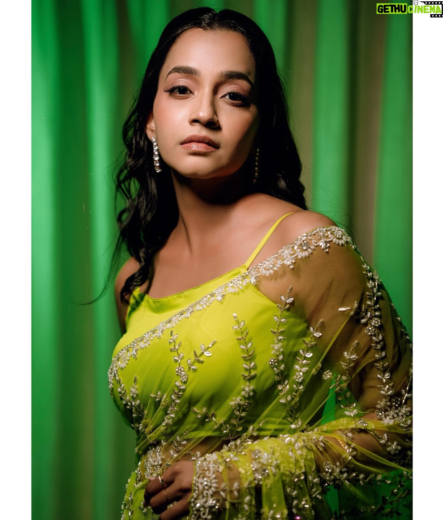 Abarnathi - 3 Likes - Neon💚baby
Paparazzi @johnmadan_photography
Stylist @smitha_prakash19
Designer @diademstore.in
Blouse @deepoodesigners.in
Hairstylist @makeover_by_rubysharma
Mua @noormakeup_mehndi
Footwear @zara
#sareelove #duskygirl #setlook #jfwawards #2024 #irugapatru❤️ #actress #movie #awards #positivity #abarnathi #smile #tamilactress