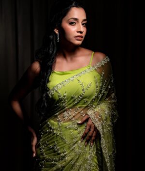 Abarnathi Instagram - Neon💚baby 

Paparazzi @johnmadan_photography 
Stylist @smitha_prakash19 
Designer @diademstore.in 
Blouse @deepoodesigners.in 
Hairstylist @makeover_by_rubysharma 
Mua @noormakeup_mehndi 
Footwear @zara 

#sareelove #duskygirl #setlook #jfwawards #2024 #irugapatru❤️ #actress #movie #awards #positivity #abarnathi #smile #tamilactress