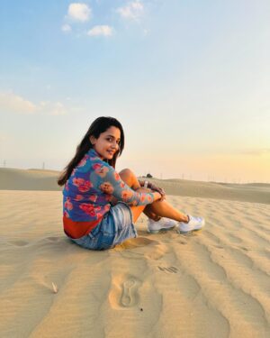 Abarnathi Instagram - Desert 🐪 sunset 🏜️ pure magic ✨ 

Pic courtesy my love @0fficial__jyothy_joi 😘 

#uae #lovelakedubai #lovelake #abarnathi #sisters #dubai #desert #desertsafari #desertdubai🐫☀️🇦🇪❤️ #flamigolakedubai #vacation #2024