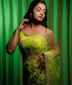 Abarnathi Instagram - Neon💚baby 

Paparazzi @johnmadan_photography 
Stylist @smitha_prakash19 
Designer @diademstore.in 
Blouse @deepoodesigners.in 
Hairstylist @makeover_by_rubysharma 
Mua @noormakeup_mehndi 
Footwear @zara 

#sareelove #duskygirl #setlook #jfwawards #2024 #irugapatru❤️ #actress #movie #awards #positivity #abarnathi #smile #tamilactress