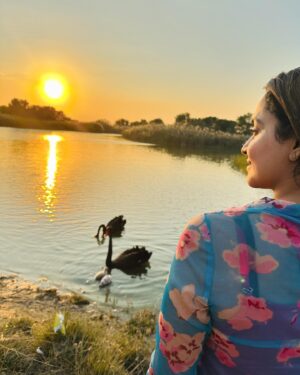 Abarnathi Instagram - Desert 🐪 sunset 🏜️ pure magic ✨ 

Pic courtesy my love @0fficial__jyothy_joi 😘 

#uae #lovelakedubai #lovelake #abarnathi #sisters #dubai #desert #desertsafari #desertdubai🐫☀️🇦🇪❤️ #flamigolakedubai #vacation #2024