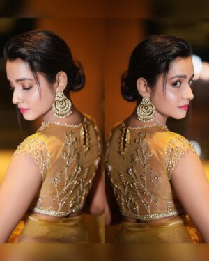 Abarnathi Instagram - Very much excited to post ma own makup pictures 🫠😝

Lens @eyeclickzstudio 
Designer @signature_by_bharathi 
Jewellery @kaya_online_ 
Hair stylist @toniandguyannanagar 
Stylist @signature_by_bharathi 

#selfmakup #saree #sareefashion #avalvikatanawards #instagood #todaypost #glitterlook #vikatanawards #abarnathi