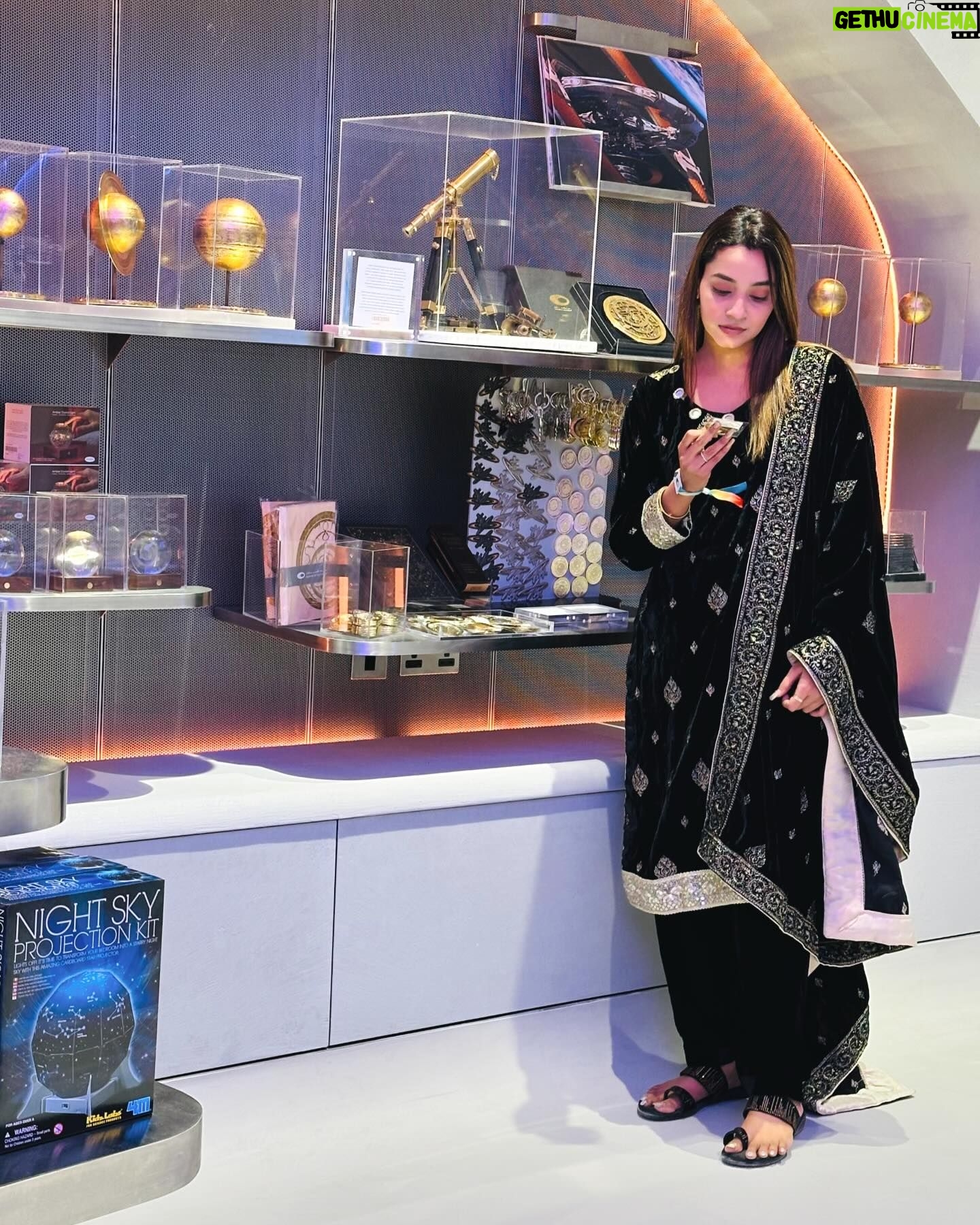Abarnathi Instagram - Sparkle ✨ shine ✨ 2023—>2024 ✨ #insta #instagram #instamood #dubai #uae #musuemofthefuture #sisterlove #abarnathi #dubai🇦🇪 #dubaimall #sisterslove #burjkhalifa #vacation #irugapatru #abarnathi #habibi #habibidubai🇦🇪 #jumeirah #burjikalifadubai #positivevibes #2024 #mydreamtrip #withmysis