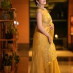 Abarnathi Instagram - 🥂✨ Lens @eyeclickzstudio Desginer @signature_by_bharathi Jewellery @kaya_online_ Hairstylist @toniandguyannanagar Heels @skinfootwear Stylist @signature_by_bharathi #sareefashion #goldensarees #instagram #instadaily #avalvikatan #avalvikatanawards #irugapatru #abarnathi