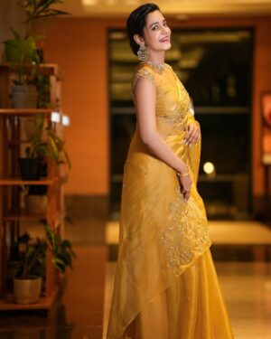 Abarnathi Instagram - 🥂✨

Lens @eyeclickzstudio 
Desginer @signature_by_bharathi 
Jewellery @kaya_online_ 
Hairstylist @toniandguyannanagar 
Heels @skinfootwear 
Stylist @signature_by_bharathi 

#sareefashion #goldensarees #instagram #instadaily #avalvikatan #avalvikatanawards #irugapatru #abarnathi