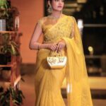Abarnathi Instagram - 🥂✨ Lens @eyeclickzstudio Desginer @signature_by_bharathi Jewellery @kaya_online_ Hairstylist @toniandguyannanagar Heels @skinfootwear Stylist @signature_by_bharathi #sareefashion #goldensarees #instagram #instadaily #avalvikatan #avalvikatanawards #irugapatru #abarnathi