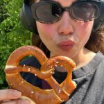 Abbey Hoes Instagram - Het is de maand mei, ik ben bijna 30, ik heb 1 pretzel, net 10 kilometer gewandeld en 40 lift selfies. 👍🧡🍊🫶