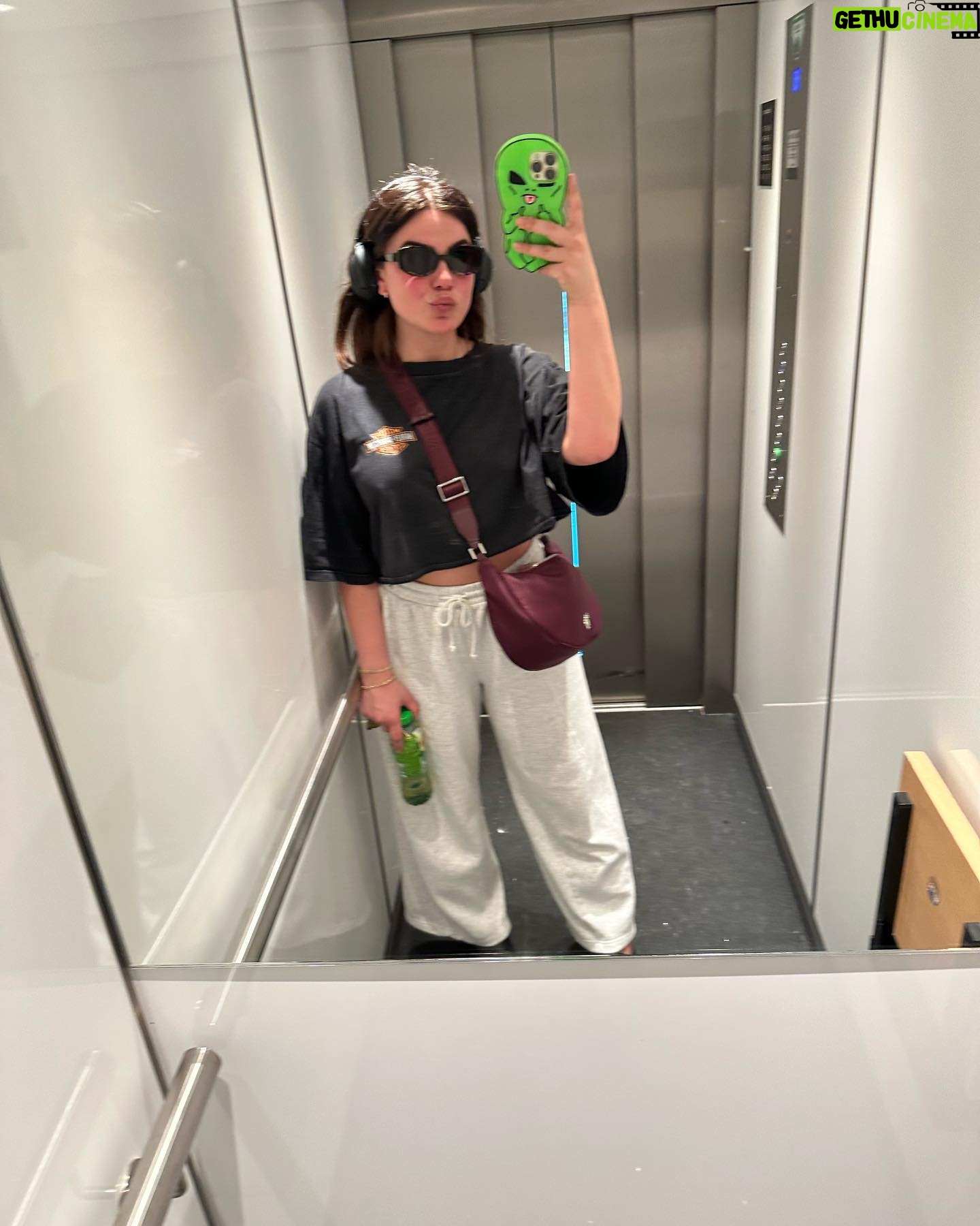 Abbey Hoes Instagram - Het is de maand mei, ik ben bijna 30, ik heb 1 pretzel, net 10 kilometer gewandeld en 40 lift selfies. ๐๐งก๐๐ซถ