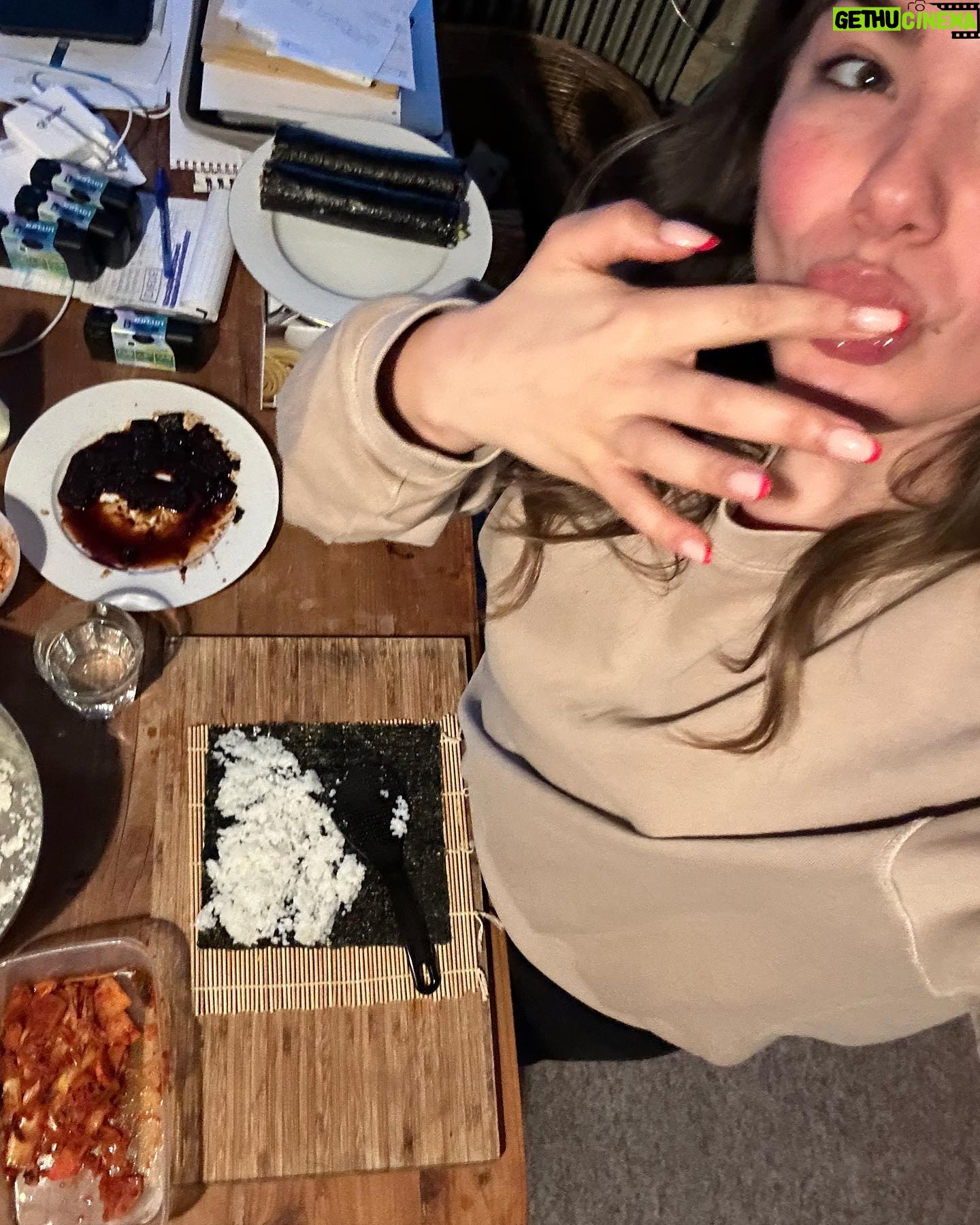 Abbey Hoes Instagram - Hier een inkijkje in mijn brein 🧠Welke 3 woorden omschrijven jou op dit moment het beste? Ik denk voor mij……. Eten, katten & muziek