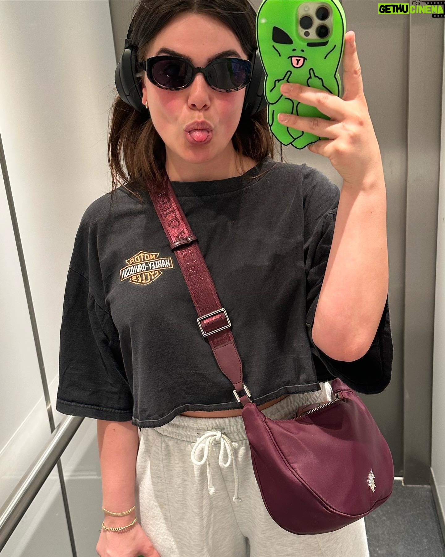 Abbey Hoes Instagram - Het is de maand mei, ik ben bijna 30, ik heb 1 pretzel, net 10 kilometer gewandeld en 40 lift selfies. ๐๐งก๐๐ซถ