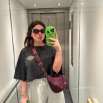 Abbey Hoes Instagram – Het is de maand mei, ik ben bijna 30, ik heb 1 pretzel, net 10 kilometer gewandeld en 40 lift selfies. 👍🧡🍊🫶