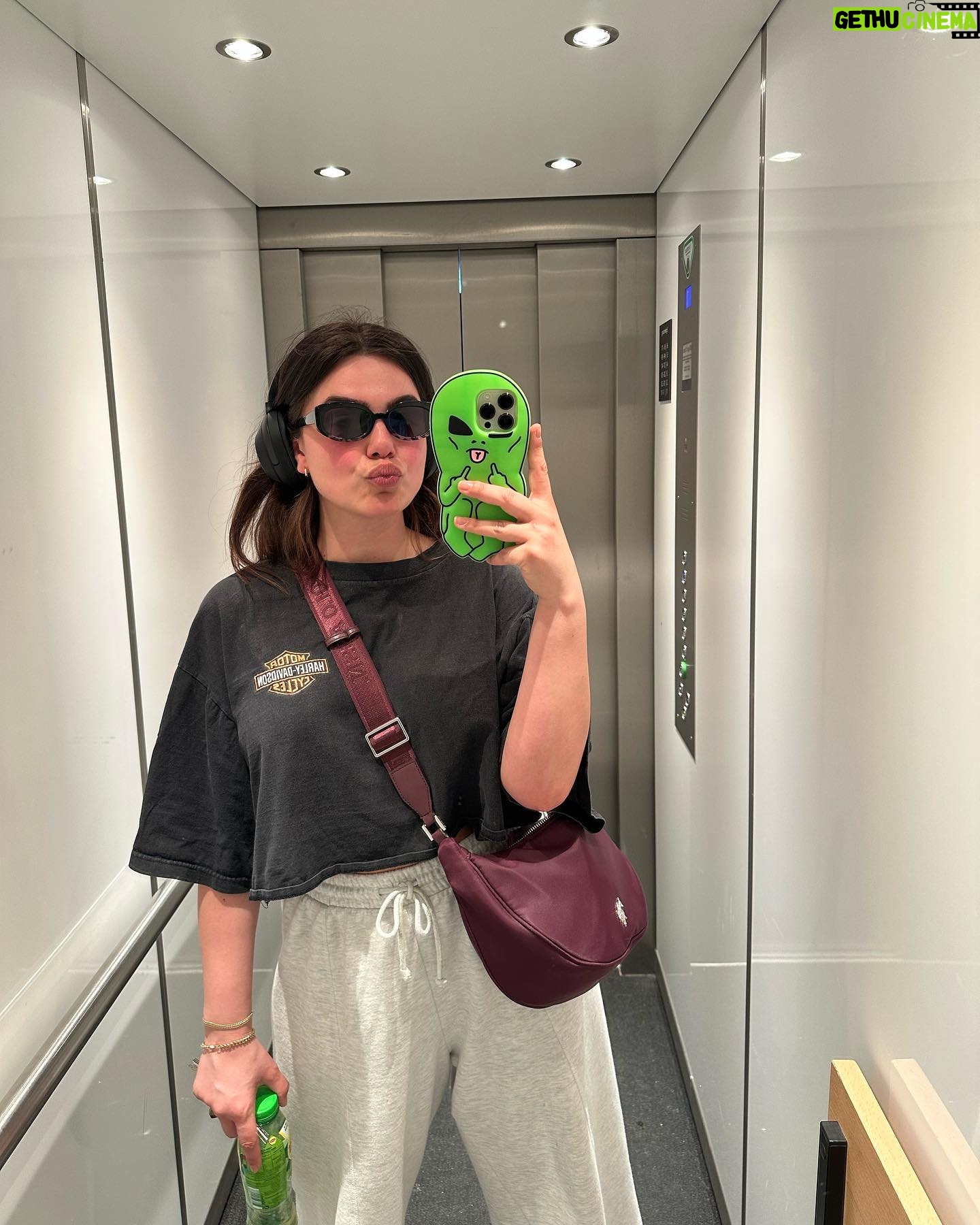 Abbey Hoes Instagram - Het is de maand mei, ik ben bijna 30, ik heb 1 pretzel, net 10 kilometer gewandeld en 40 lift selfies. ๐๐งก๐๐ซถ