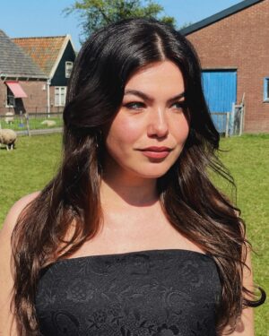 Abbey Hoes Instagram - Summer preview 🌷🌞🍓🌱 draaien met m’n liefste @abbeyhoes 
•
•
Product breakdown:
Eyebrow: @charlottetilbury Brow Fix pencil - Dark Brown
@charlottetilbury Brow Fix gel
Eyes: @charlottetilbury Pillow Talk Dreams eyeshadow pallette
@charlottetilbury Barbarella Brown pencil 
@sweedbeauty Satin Kohl eyeliner “Bright”
@sweedbeauty Cloud Mascara  Skin: @charlottetilbury Wonder-glow primer 
@sweedbeauty Mineral Powder “Fair”
@sweedbeauty Air Blush Cream “Cheeky” & “Dollface”
@charlottetilbury Pillow Talk Multi Glow highlight
@charlottetilbury Airbrush bronzer Medium 2
Lips: @charlottetilbury Pillow Talk Medium lipstick
@charlottetilbury Pillow Talk lip pencil
@charlottetilbury Pillow Talk lipglass 
@charlottetilbury Airbrush Setting Spray (always)

@balmainhair 
@balmainhairextensions 
@spicepr 
@sheso_trading 
@geenbluf