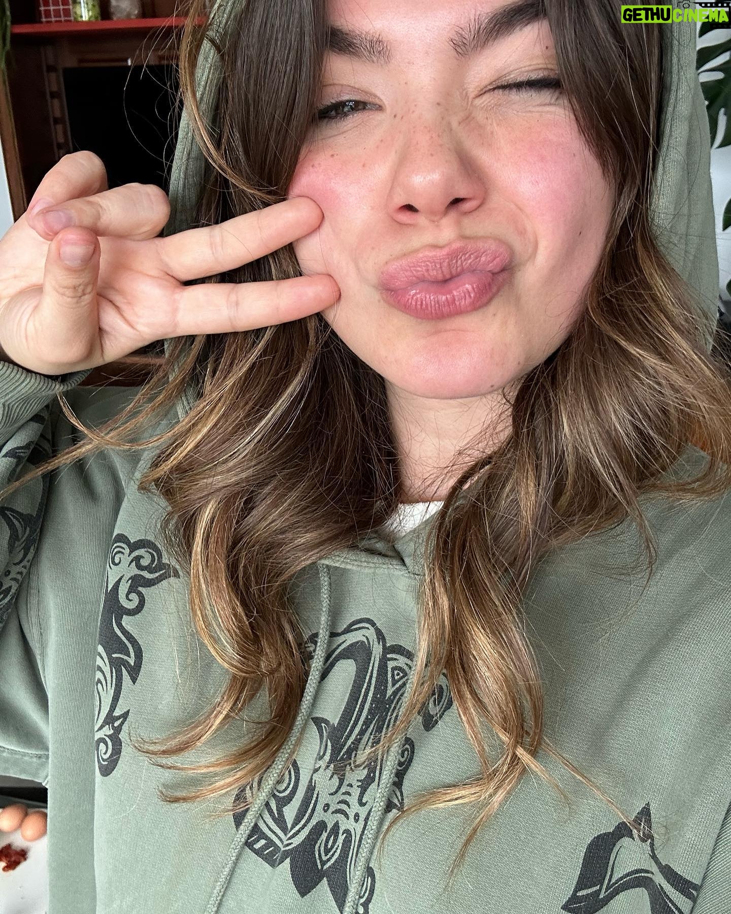 Abbey Hoes Instagram - Een week van duckfaces, voornamelijk 1 trui dragen (oké dat is al 2 weken zo…), liefste mensen, de eerste rosétjes in de ZON!! Beetje brak zijn & happy places