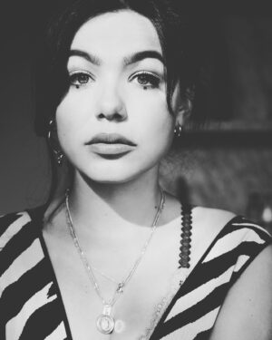 Abbey Hoes Instagram - Baby Abbey dacht effe model te gaan lopen zijn, swipe voor een vrij accuraat beeld van wie bijna 30 Abbey absoluut is (sorry, maar wie zijn die andere 9 meiden??🤡)