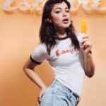 Abbey Hoes Instagram - Baby Abbey dacht effe model te gaan lopen zijn, swipe voor een vrij accuraat beeld van wie bijna 30 Abbey absoluut is (sorry, maar wie zijn die andere 9 meiden??🤡)