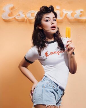 Abbey Hoes Instagram - Baby Abbey dacht effe model te gaan lopen zijn, swipe voor een vrij accuraat beeld van wie bijna 30 Abbey absoluut is (sorry, maar wie zijn die andere 9 meiden??🤡)