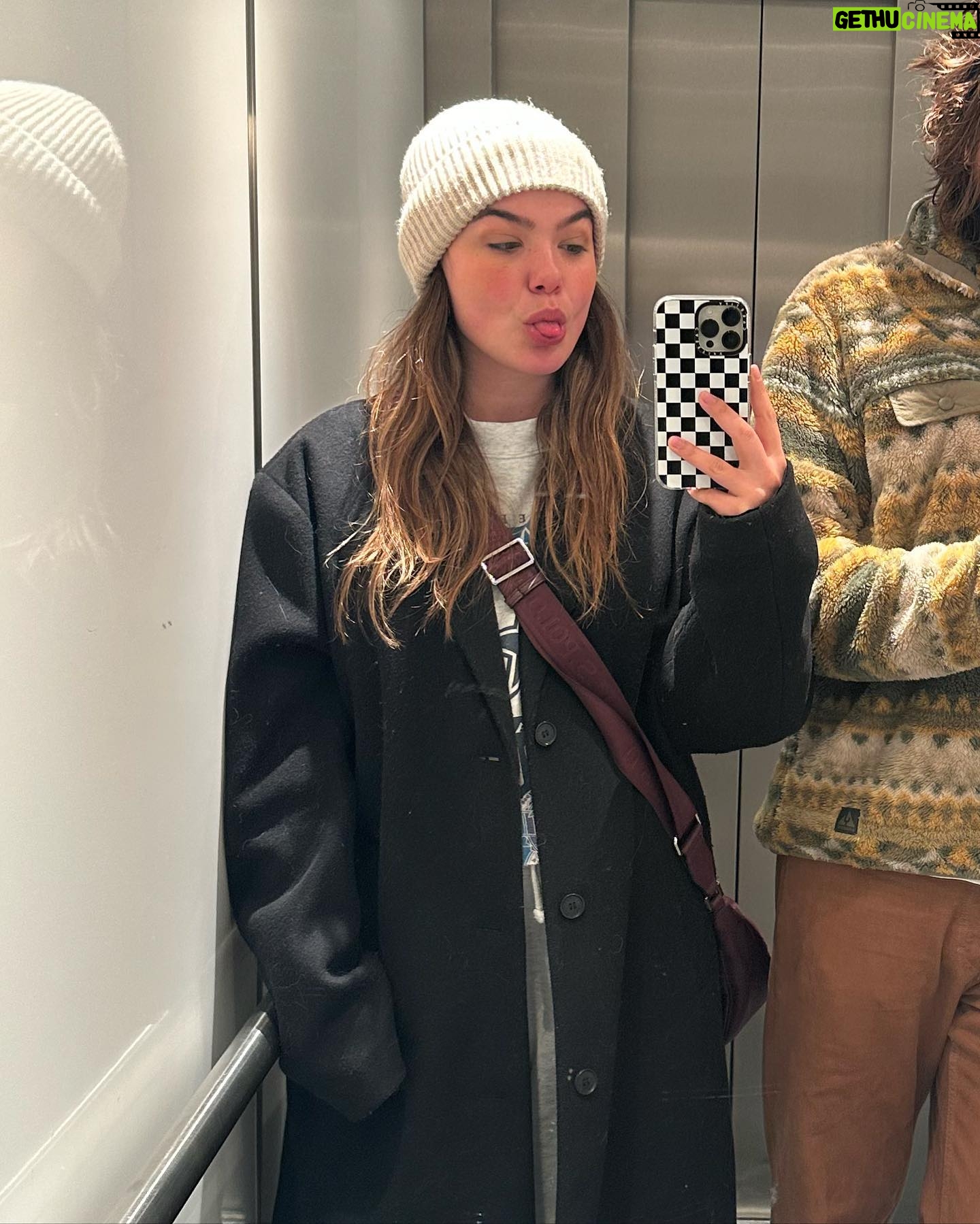 Abbey Hoes Instagram - Een week van duckfaces, voornamelijk 1 trui dragen (oké dat is al 2 weken zo…), liefste mensen, de eerste rosétjes in de ZON!! Beetje brak zijn & happy places