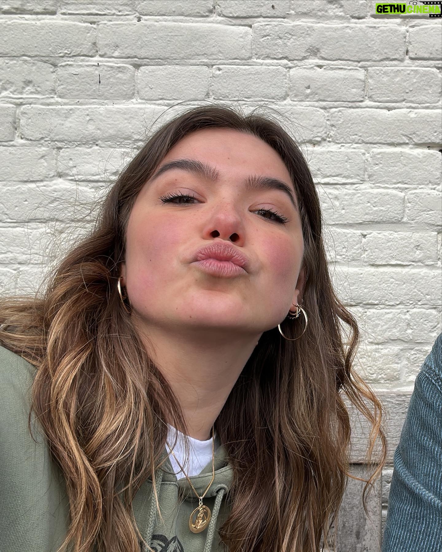 Abbey Hoes Instagram - Een week van duckfaces, voornamelijk 1 trui dragen (oké dat is al 2 weken zo…), liefste mensen, de eerste rosétjes in de ZON!! Beetje brak zijn & happy places