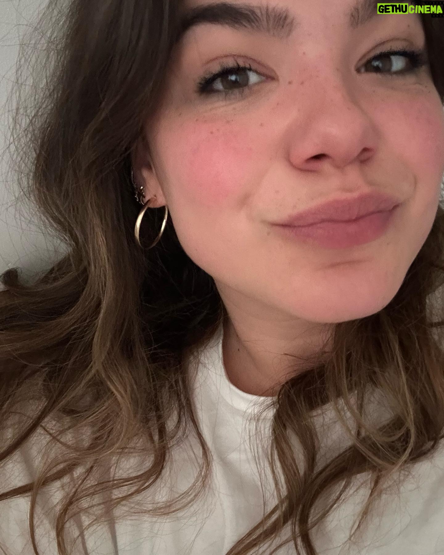 Abbey Hoes Instagram - Een week van duckfaces, voornamelijk 1 trui dragen (oké dat is al 2 weken zo…), liefste mensen, de eerste rosétjes in de ZON!! Beetje brak zijn & happy places