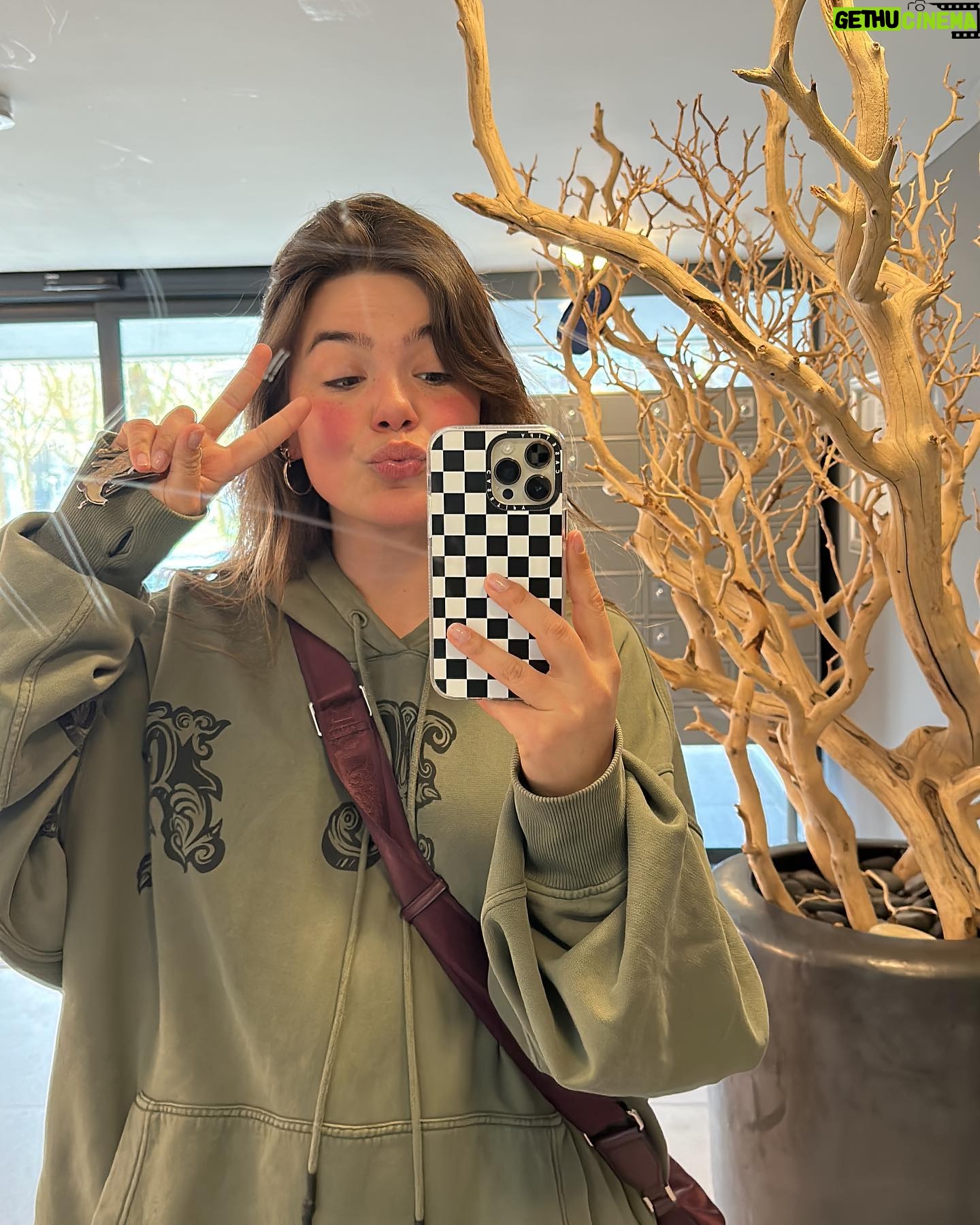 Abbey Hoes Instagram - Een week van duckfaces, voornamelijk 1 trui dragen (oké dat is al 2 weken zo…), liefste mensen, de eerste rosétjes in de ZON!! Beetje brak zijn & happy places