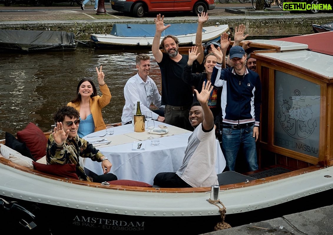 Abbey Hoes Instagram - Met tranen in mijn ogen op het vliegveld, want dit mooie avontuur is voorbij. Van tevoren nooit verwacht dat dit zou lopen zoals het is gelopen. Ik ben onwijs trots op iedereen die zo keihard heeft gewerkt aan deze film; dagen & nachten door knallen, maar iedereen bleef lief. Elke dag. Bewonderenswaardig. Dit is niet de eerste en zeker niet de laatste post hierover. Life is a romcom and I had the best time. 🥹❤️ #littleemokid @dubbelzesdefilm