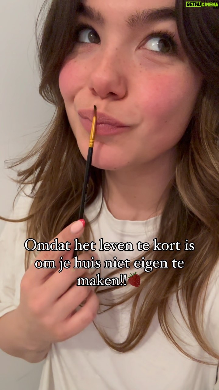Abbey Hoes Instagram - Omdat het leven te kort is voor saaie schakelaars 🙅♀️🤷♀️😜🍓🍓 wat is hetgeen in jouw huis wat het meest voelt als ‘jij’?