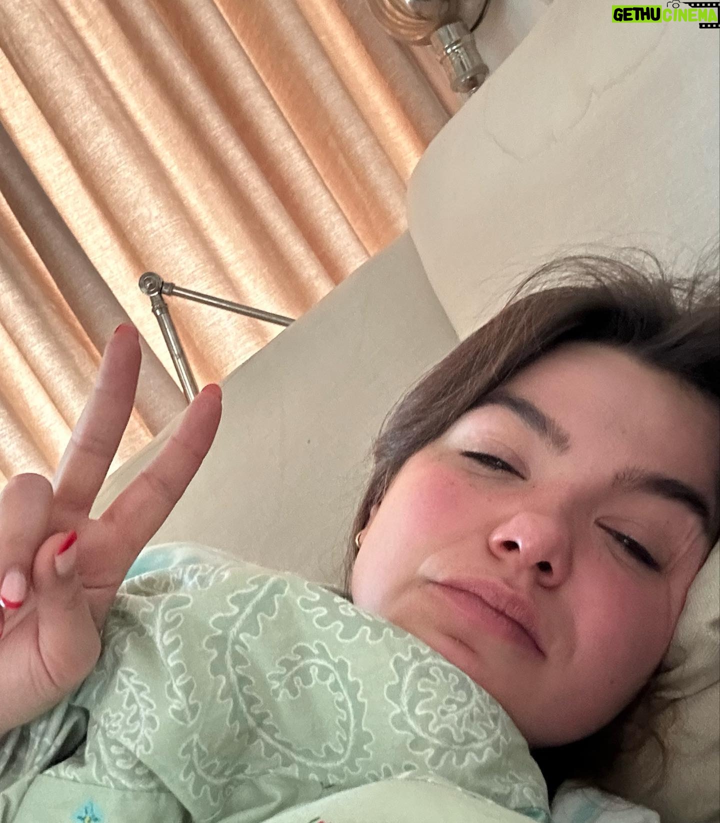 Abbey Hoes Instagram - De verschillende stages van een nachtshoot 🎬🍿 1. Here we goooooo, 23:00 2. Lekker gekke meid 3. “Ik ga sowieso red bull nodig hebben” 4. Na 04:00 weer thuis en het was de laatste dag aka ik heb een bloemetje en drank gekregen en ik ben WAKKER #fml 5. Ik kon niet slapen, dus op de bank gaan liggen, TV gekeken, 2 uur geslapen, verrot 6. MATCHA 7. Oh wow ik ben onverslaanbaar, ik ben een robot, ik ben een supermens! Ik kan gewoon op 2 uur slaap functioneren, ik kleed me aan, ik ga door het bos wandelen, dit wordt een topdag 8. Koorts, terug op de bank Hahahaha, fijne dag lieve mensen 💘