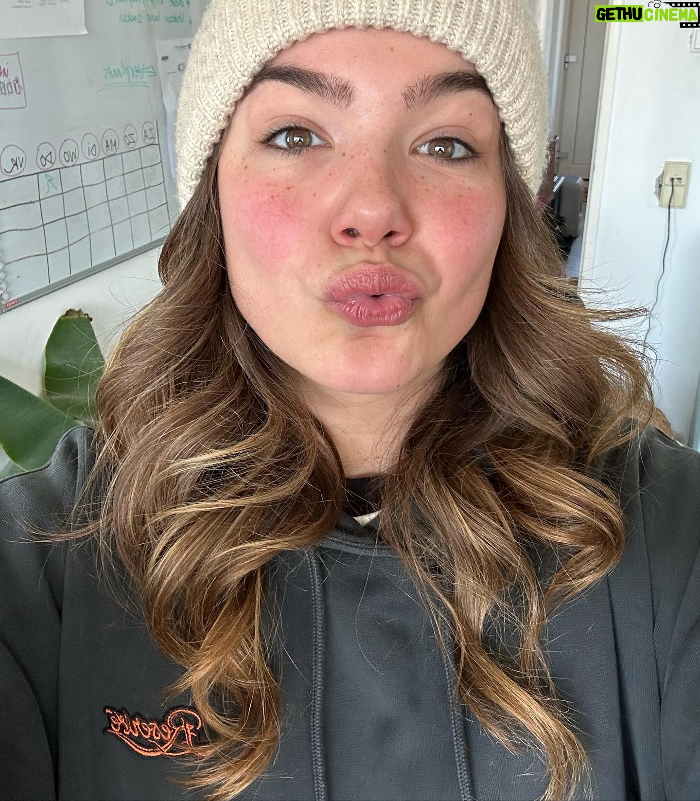 Abbey Hoes Instagram - De verschillende stages van een nachtshoot 🎬🍿 1. Here we goooooo, 23:00 2. Lekker gekke meid 3. “Ik ga sowieso red bull nodig hebben” 4. Na 04:00 weer thuis en het was de laatste dag aka ik heb een bloemetje en drank gekregen en ik ben WAKKER #fml 5. Ik kon niet slapen, dus op de bank gaan liggen, TV gekeken, 2 uur geslapen, verrot 6. MATCHA 7. Oh wow ik ben onverslaanbaar, ik ben een robot, ik ben een supermens! Ik kan gewoon op 2 uur slaap functioneren, ik kleed me aan, ik ga door het bos wandelen, dit wordt een topdag 8. Koorts, terug op de bank Hahahaha, fijne dag lieve mensen 💘