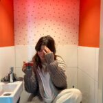 Abbey Hoes Instagram – Wil je ook een unieke kleur in huis?! Je kan bij Karwei je eigen kleur laten mengen door eerst de kleur te laten scannen! Hoe cool is dat! Dit kan gewoon bij ieder bouwmarkt! Ik vond mijn wc echt boring, dus die heeft een cherry upgrade gehad en is nu m’n favoriete plekje in huis ❤️🍒🥰 @karwei #maakerverfvan #ad