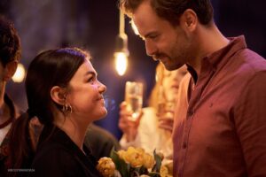 Abbey Hoes Instagram - Heel leuk nieuws wat ik eindelijk mag delen!! We zijn bezig met de heerlijke film ‘Dubbel 6’! Samen met een waanzinnige cast & crew zijn we nu hard aan het werk aan de verfilming van het gelijknamige boek en ik kan nu al niet wachten tot hij in de bios is! Eerst nog even een paar weken door knallen 😜🧡🎥🎬🫶