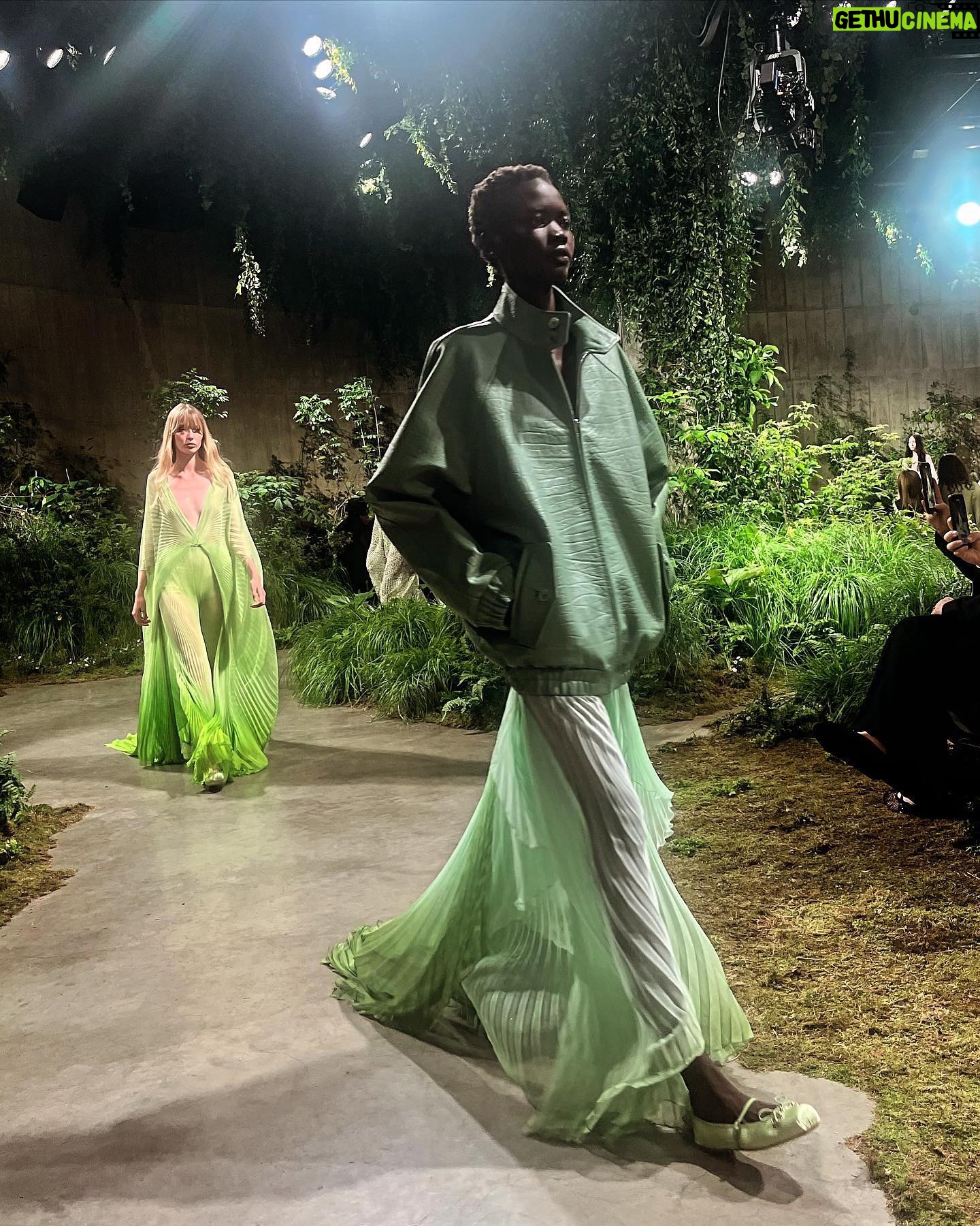 Abbey Lee Instagram - π @gucci π @sabatods πππΌππΌ LIKE LITTLE NYMPH GUCCI ANGELS WALKING THROUGH A SECRET GARDEN ππ§πΌββοΈππΌπ #guccicruise25 ππ π π π Glam π Make up - @monaleannemakeup π Hair - @alipirzadeh π Hair colour - @karlycerrone π