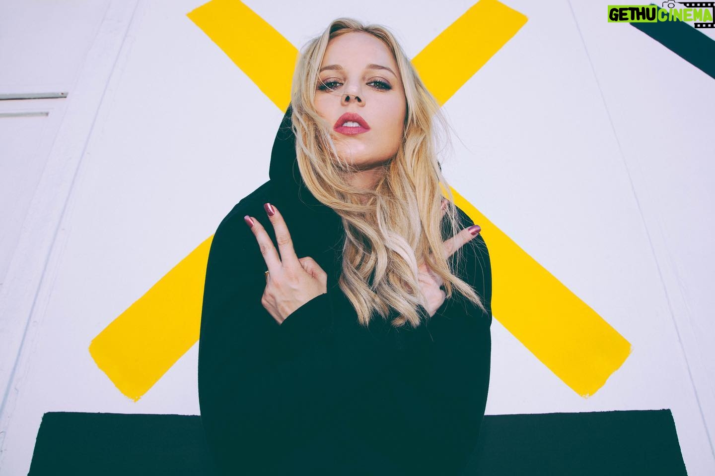Abbie Cornish - 12.7K Likes -
