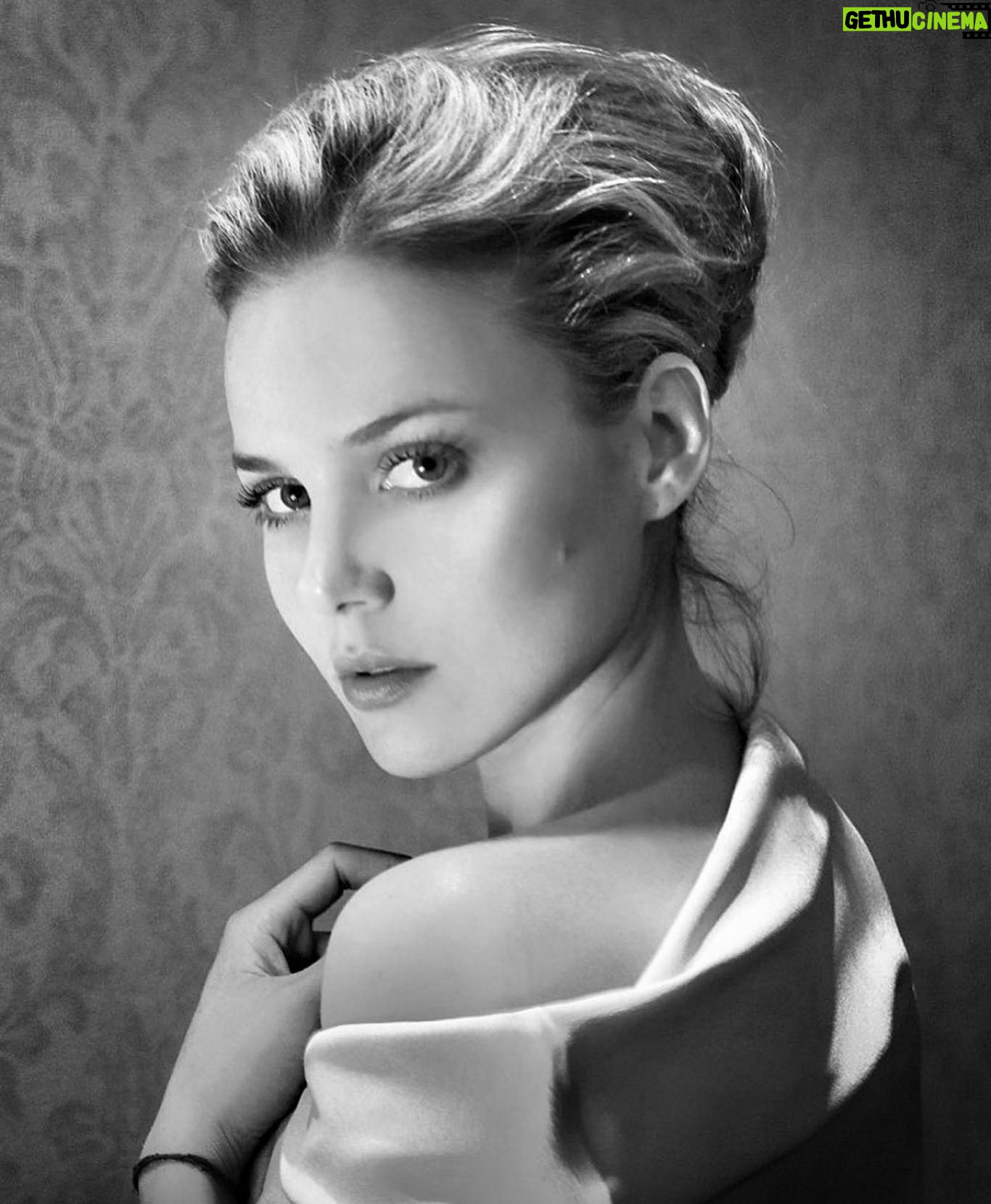 Abbie Cornish - 17.4K Likes - @toni_maticevski 🤍... feels like forever ago!!