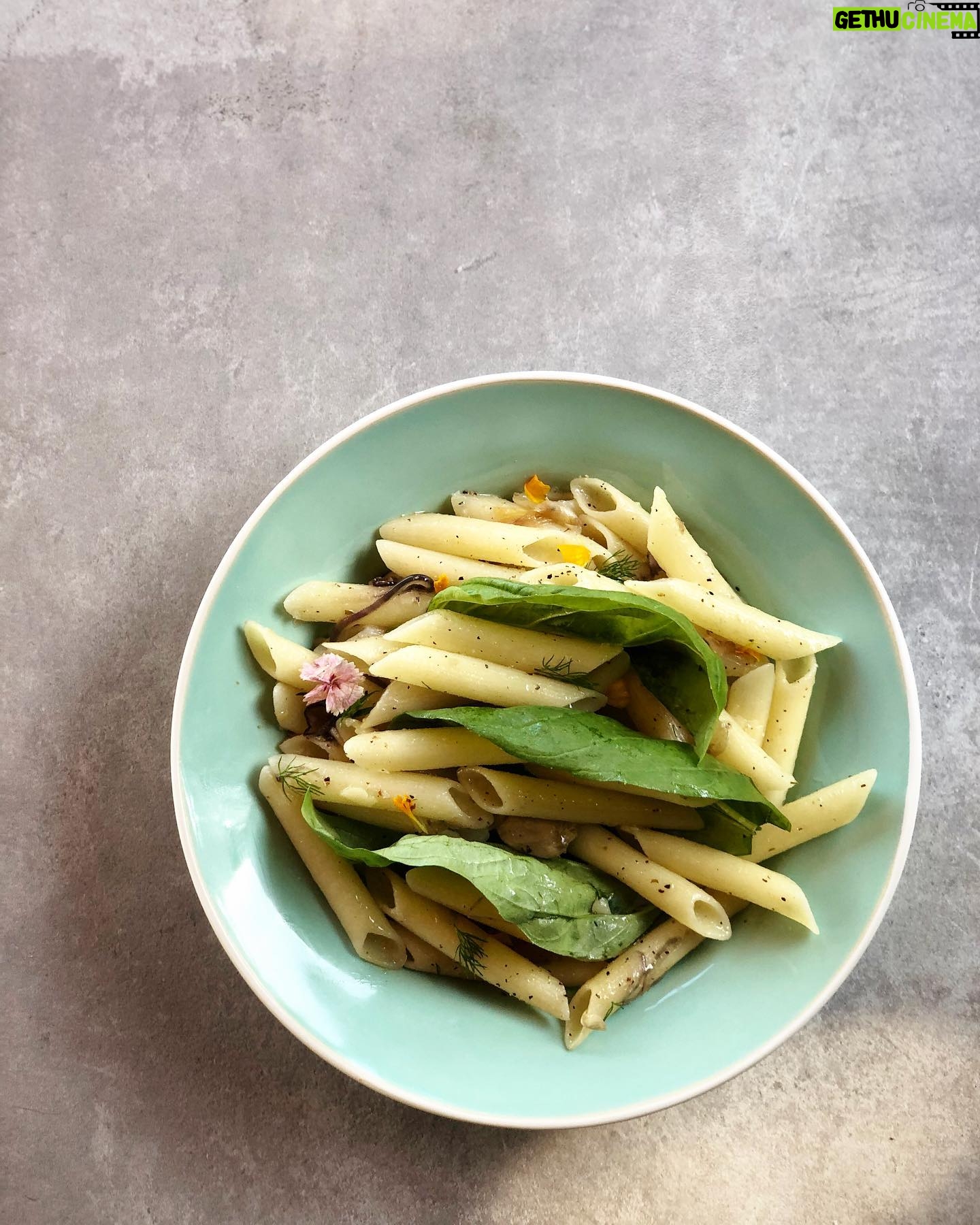 Abbie Cornish Instagram - Pasta game strong. Caramelized Onion and Artichoke Sweet Penne.