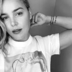 Abbie Cornish Instagram - Day by day getting a good routine going here, doing my best and keeping a smile on my dial... hopefully on yours too! Let’s stay calm. And keep sharing the good vibrations. They go far!