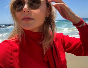 Abbie Cornish Instagram - Happy to be saying goodbye to 2020 and am looking up to 2021. Sending love to everyone out there. It’s been such a hard year in so many ways. But we will come back stronger, kinder, and wiser. I feel that. Happy New Year ❤️✨