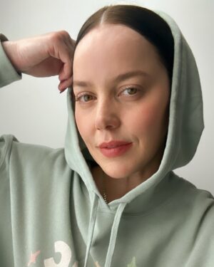 Abbie Cornish Instagram - Feelin good 💘✨